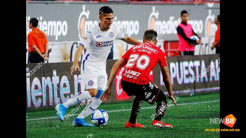 Cầu thủ của Club Tijuana dốc sức chạy để giành bóng từ cầu thủ của Cruz Azul Cầu thủ của Club Tijuana dốc sức chạy để giành bóng từ cầu thủ của Cruz Azul